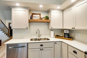 Refrigerador, microondas, parrilla de estufa y lavavajillas