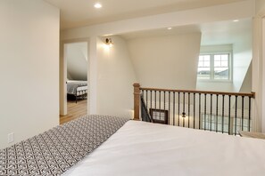 3 habitaciones, tabla de planchar con plancha, internet y ropa de cama