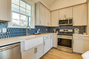 Fridge, microwave, stovetop, dishwasher