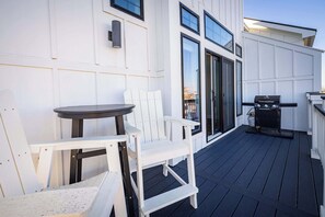 Outdoor dining - New Listing! Ocean Views, Hot Tub & Community Pool (Kill Devil Hills)