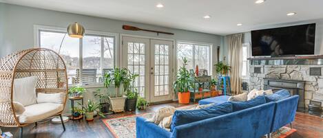 Télévision, cheminée, livres