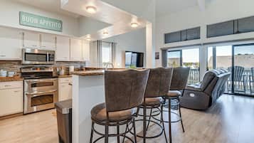 Réfrigérateur, micro-ondes, plaque de cuisson, lave-vaisselle