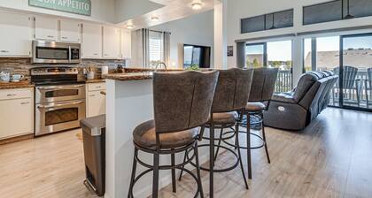 Steps to Lake Conroe! Condo w/ Balcony & Views