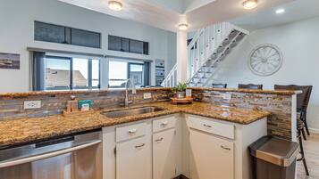 Réfrigérateur, micro-ondes, plaque de cuisson, lave-vaisselle