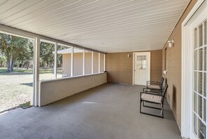 Terrace/patio - Hike & Fish! Wooded Family Getaway in Interlachen (Interlachen)