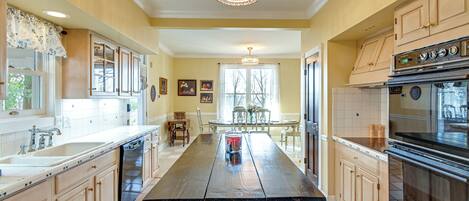 Jääkaappi, mikroaaltouuni, liesi, astianpesukone