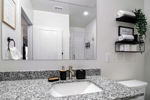 Shower, hair dryer, towels, soap - Studio|near Business & Med District|Pool,Gym, BBQ (Houston)