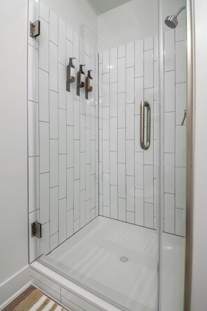 Shower, hair dryer, towels, soap - Studio|near Business & Med District|Pool,Gym, BBQ (Houston)