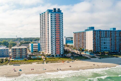 Oceanview studio with pool, hot tub, private balcony & direct beach access