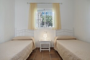 Tabla de planchar con plancha, wifi, ropa de cama