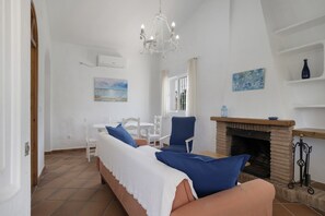 Una televisión, una chimenea