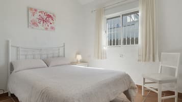 Tabla de planchar con plancha, wifi y ropa de cama