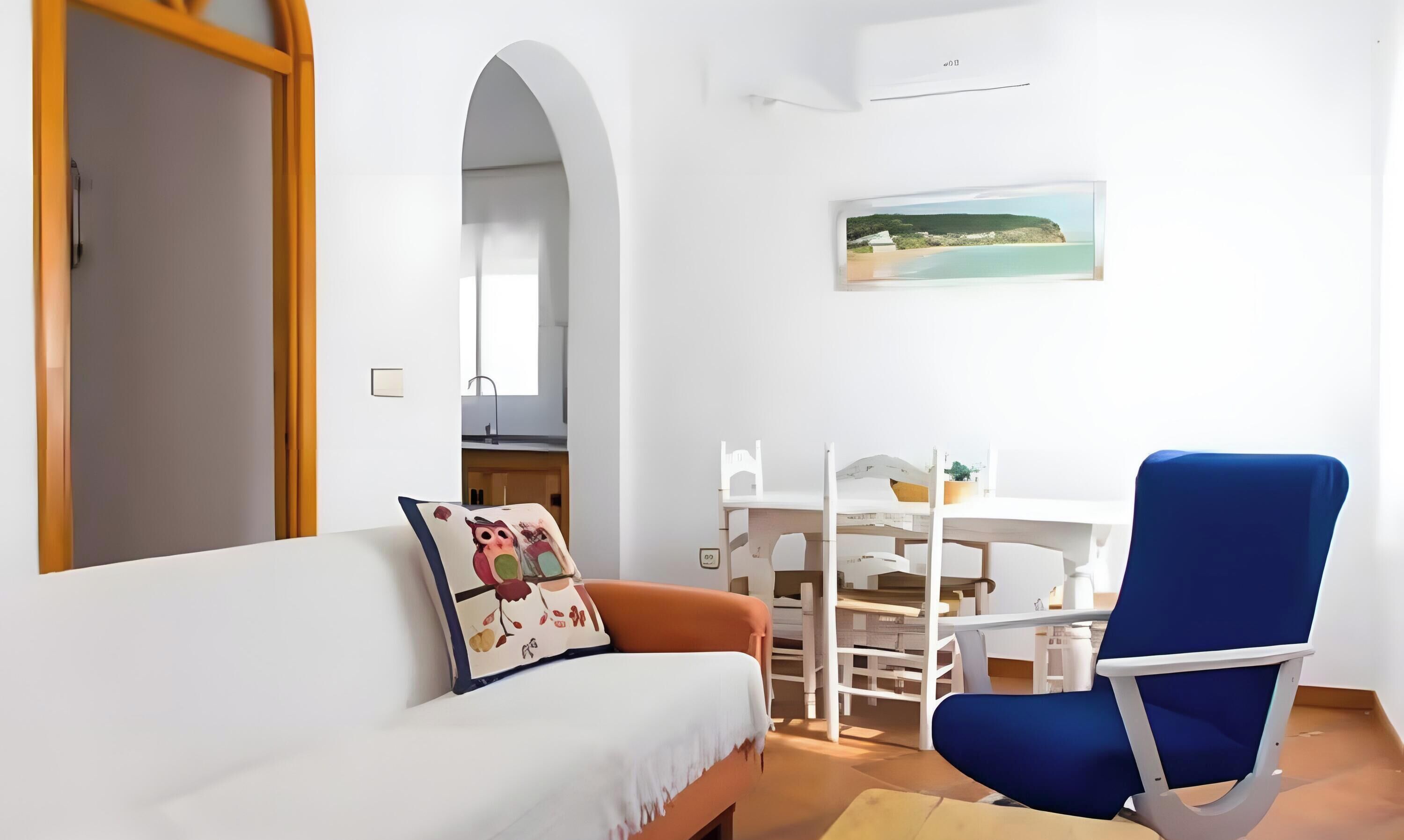 Una televisión, una chimenea