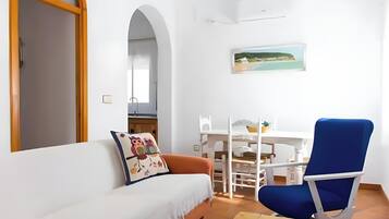 Una televisión, una chimenea