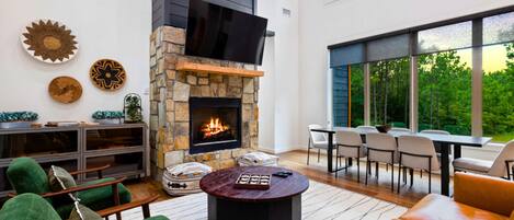 Smart TV, chimenea y videojuegos