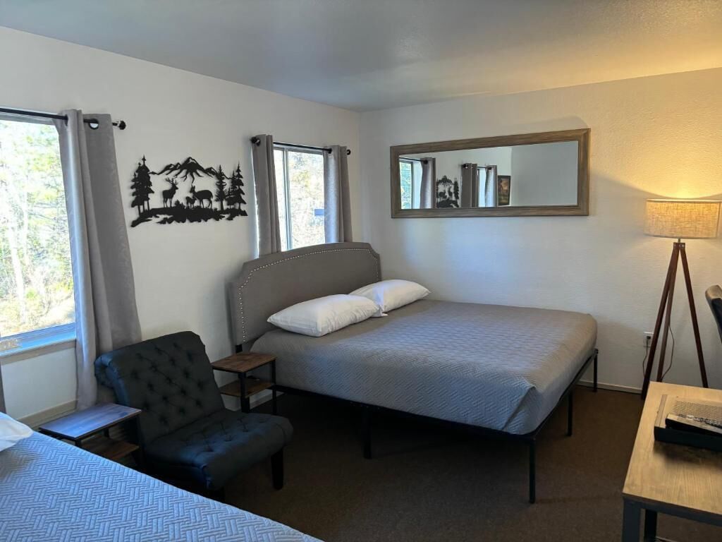 Escritorio, espacio para trabajar con laptop y wifi gratis 