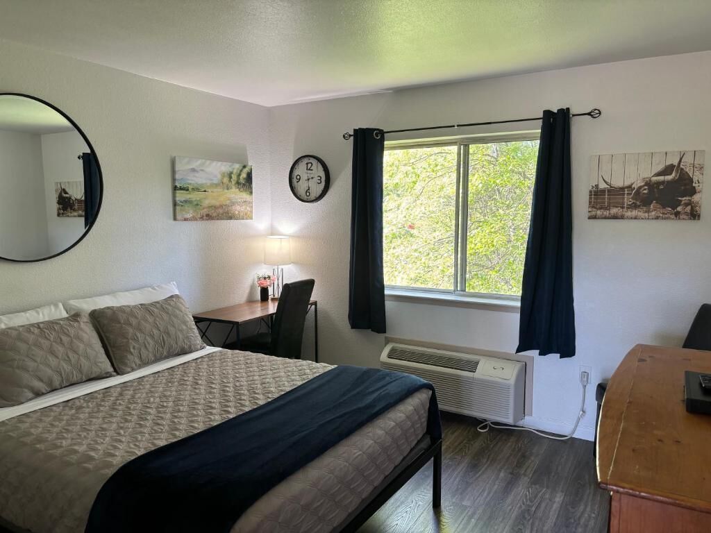 Schreibtisch, laptopgeeigneter Arbeitsplatz, kostenloses WLAN