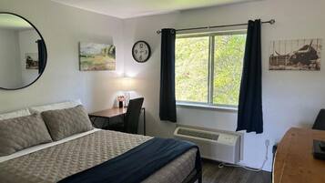 Schreibtisch, laptopgeeigneter Arbeitsplatz, kostenloses WLAN