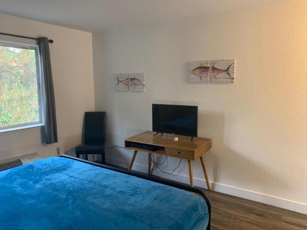 Escritorio, espacio para trabajar con laptop y wifi gratis 