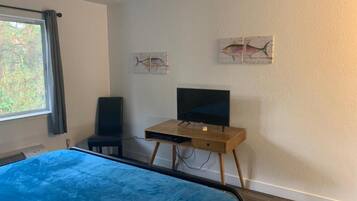 Escritorio, espacio para trabajar con laptop y wifi gratis