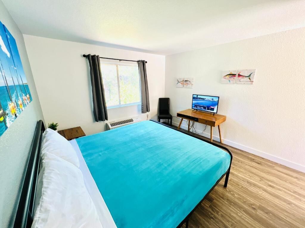 Escritorio, espacio para trabajar con laptop y wifi gratis 