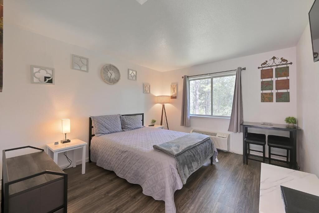 Escritorio, espacio para trabajar con laptop y wifi gratis 