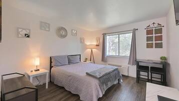 Escritorio, espacio para trabajar con laptop y wifi gratis