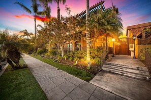 Property grounds - Steps to Sand - Pacific Beach 3BR Townhome (San Diego)