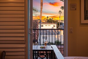 Interior - Steps to Sand - Pacific Beach 3BR Townhome (San Diego)