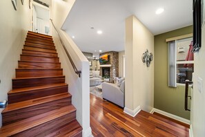 Interior - Steps to Sand - Pacific Beach 3BR Townhome (San Diego)
