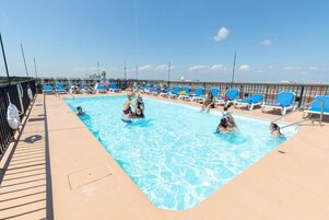 Una piscina al aire libre de temporada