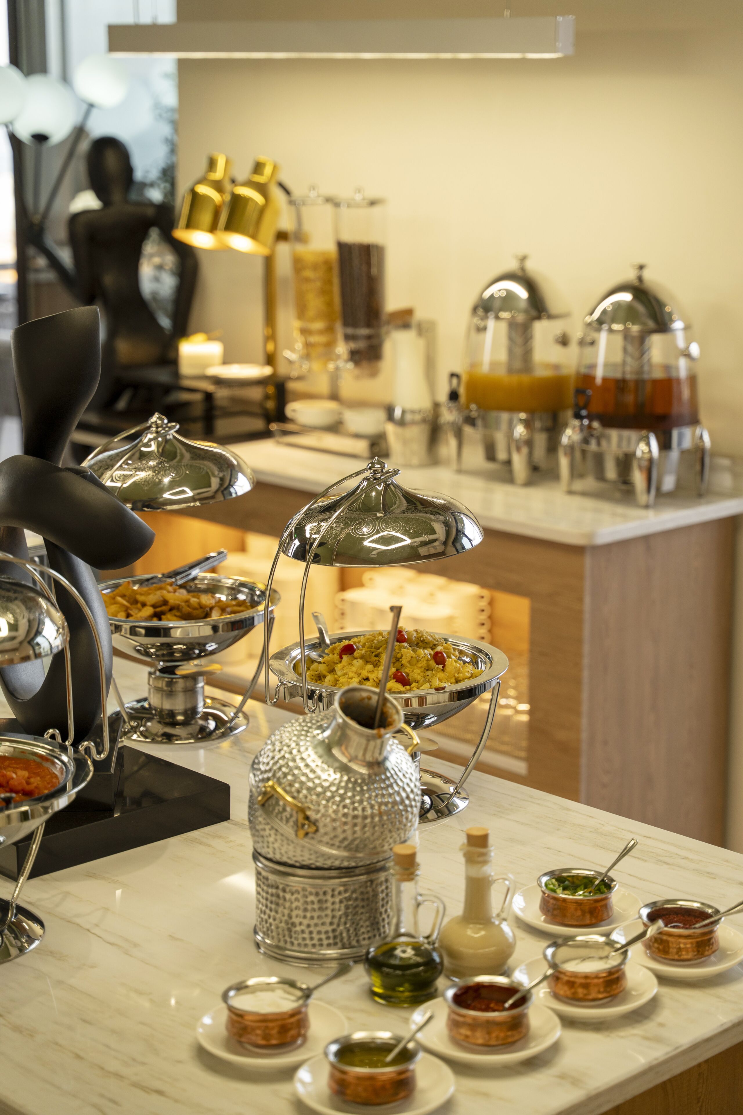Una mesa de buffet con diversos alimentos y acompañamientos.