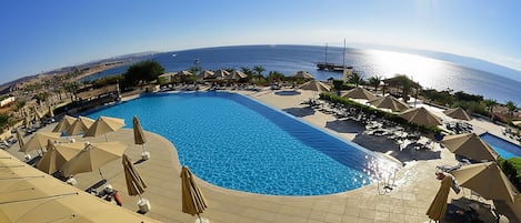 2 piscines a l'aire lliure