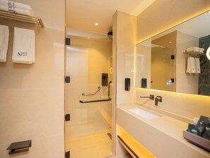 Deluxe Double Room, Balcony, Sea View | Bathroom | Free toiletries, hair dryer, towels, soap - April Hotel (Aqaba)