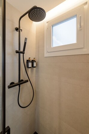 Hair dryer, towels - GRAN VIA capitals, KiOTO (Madrid)