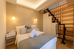 1 habitación, escritorio, tabla de planchar con plancha y cuna de viaje 