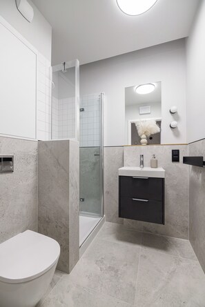 Suite estudio clásica, balcón | Baño | Ducha, secador de pelo, toallas y jabón