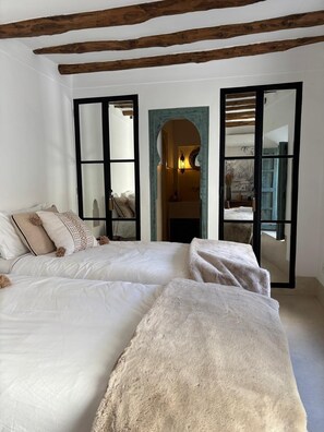 Iron/ironing board, Internet, bed sheets