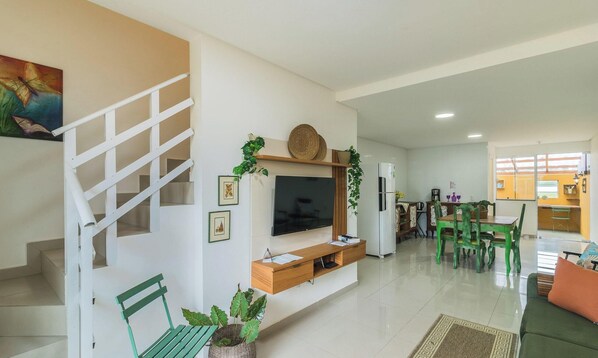 Apartemen Basic | Area keluarga | TV