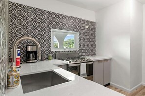 Micro-ondes, four, plaque de cuisson, cafetière/bouilloire