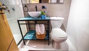 Superior Double Room, City View | Bilik Mandi | Pancuran mandi, kelengkapan dandanan diri percuma, pengering rambut