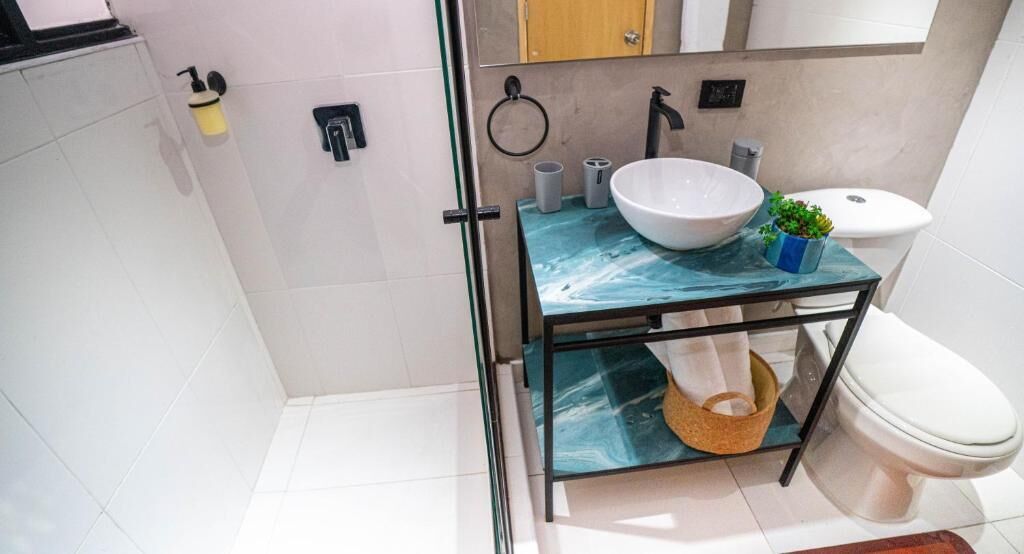 Superior dubbelrum - utsikt mot staden | Badrum | Dusch, gratis toalettartiklar, hårtork och handdukar