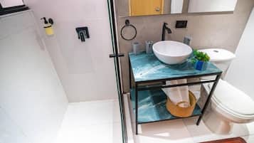 Superior dubbelrum - utsikt mot staden | Badrum | Dusch, gratis toalettartiklar, hårtork och handdukar