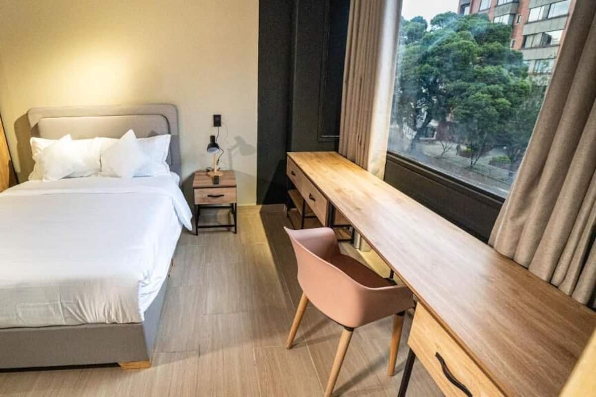 Superior dubbelrum - utsikt mot staden | Skrivbord och gratis wi-fi