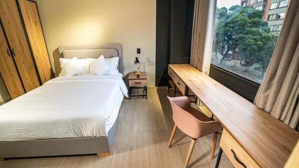 Superior Double Room, City View | Meja, Wi-fi percuma