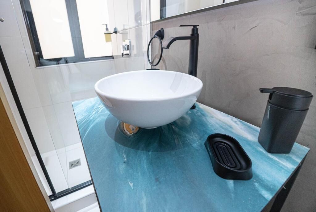 Ducha, artículos de tocador gratuitos, secador de pelo, toallas