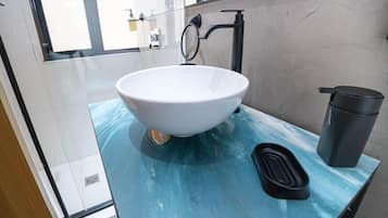 Sturta, snyrtivörur án endurgjalds, hárblásari, handklæði