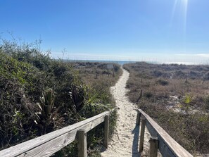 Sun-loungers - New Listing Hilton Head Villa-Walk to Beach/ Shops (Hilton Head Island)