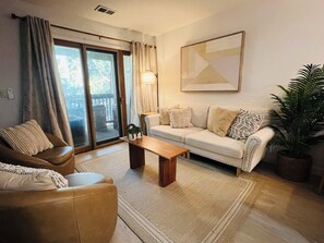 TV - New Listing Hilton Head Villa-Walk to Beach/ Shops (Hilton Head Island)