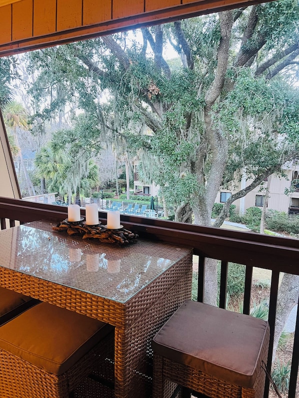 Outdoor dining - New Listing Hilton Head Villa-Walk to Beach/ Shops (Hilton Head Island)
